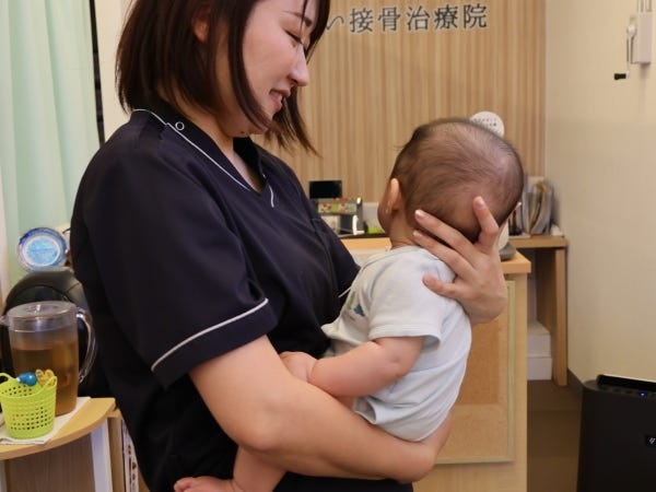 勤務風景です。施術中に託児をお願いすることがあります。子供たちに癒されますよ(#^^#)