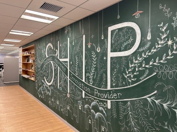 オフィスのエントランスです♪森ビル1階にはスタバもはいっていますよ。