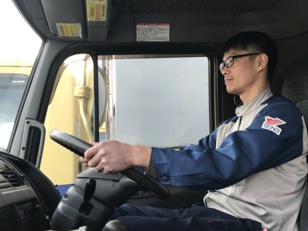 大型トラックドライバー・ルート固定の大型トラックドライバー（大型免許・フォークリフト免許）