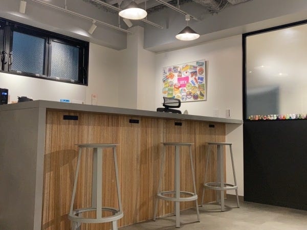 【本社オフィス】カウンターもあり、休憩時間には談笑しながら過ごすメンバーも！