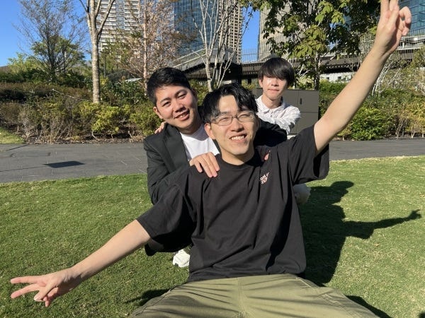 お昼休憩のひと時。メンズチームでピクニック