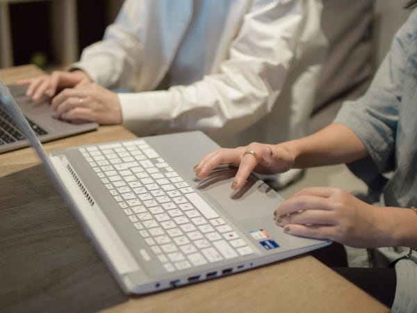 基本的にリモートでの業務になります！しかし、対面でのコミュニケーションも大切にしているため、オフィスに来ていただくこともあります。