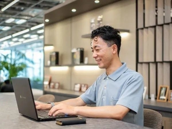 業界特化していると、エンジニアの人数が増えてお客様からの依頼も増加。大規模案件に自社の社員が多数参加できるのも、当社ならではの特徴です。