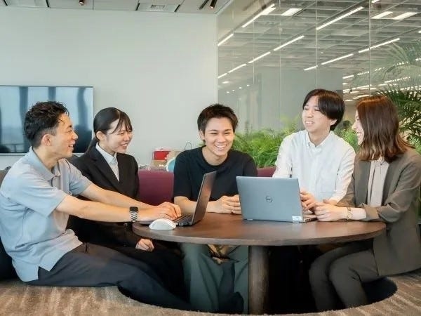 オンラインイベントなど「勉強会」「レク」を定期的に開催！みんなでワイワイ、まるで大学のサークル。上場企業ですが堅苦しくありません。