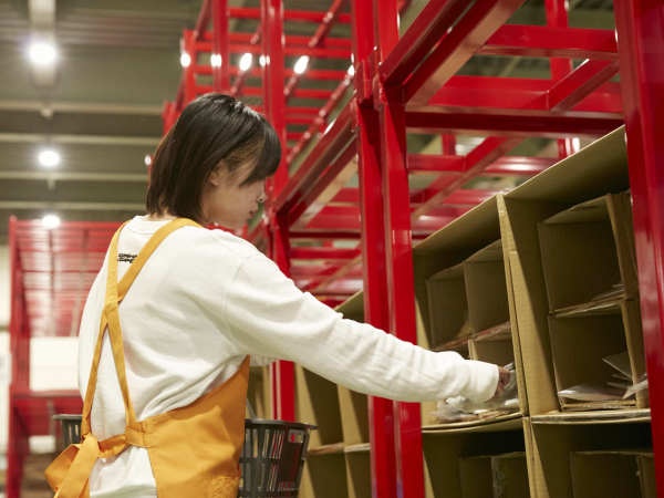 倉庫スタッフ・未経験大歓迎🌟大手アパレル商品のピッキングや事務・軽（ピアスOK・年齢不問）