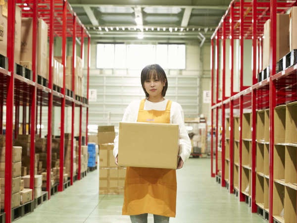 倉庫スタッフ・未経験大歓迎🌟大手アパレル商品のピッキングや事務・軽（ピアスOK・年齢不問）