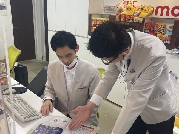 スタッフ同士切磋琢磨で教えあい、共に成長していく職場です。接客に自信を持ったスタッフも多く、若い世代も活躍中！！