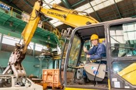 非鉄スクラップ工場作業風景