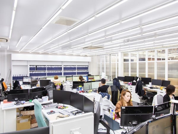 勤務いただくオフィスです！皆さん自由な服装で働いています！