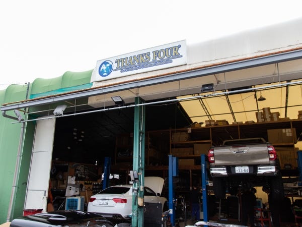 車をカスタムする倉庫です！毎日のように、購入した中古車をカスタムしては、新しいオーナー様のもとに出荷されます！