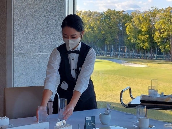 ホールスタッフ（未経験者歓迎）