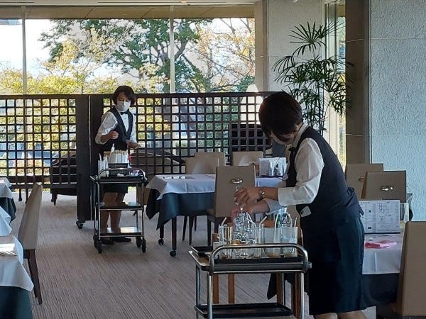 ホールスタッフ（未経験者歓迎）