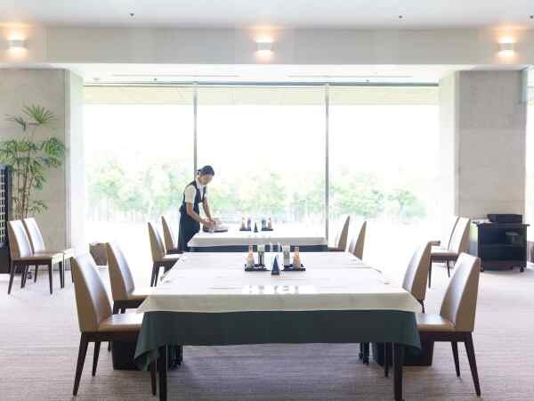 ホールスタッフ（未経験者歓迎）