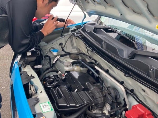 「品質鑑定師」として、中古車の鑑定を行ないます。一人あたり1日5件前後の販売店を担当します。