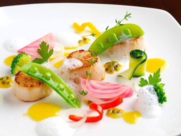 レストランでの夕食は、厳選食材を活かしたプリフィックスコース＋サイドメニュービュッフェのスタイルを予定しています♪