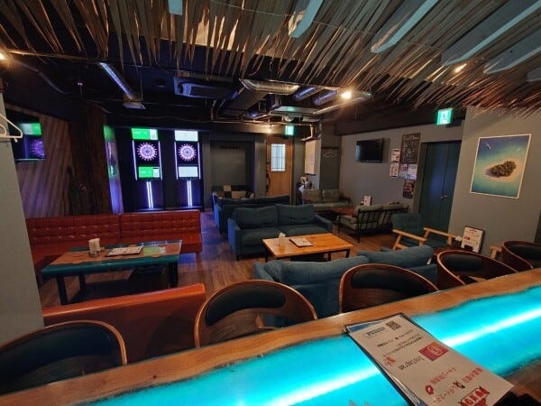 ライトアップされたレジンカウンター。お客様との会話も弾みます♪