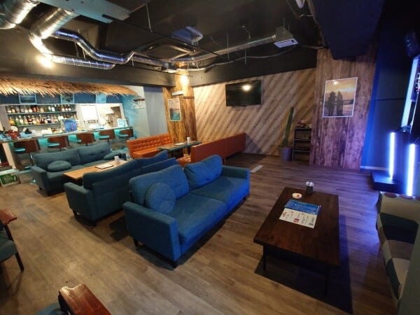 落ち着いた照明と遊び心のある空間。リゾート気分で働けます♪