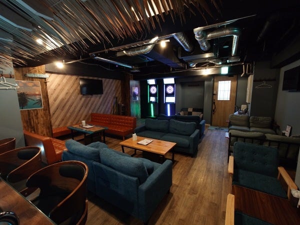 西海岸風の店内には、ゆったり座れるソファー。おしゃれな雰囲気の中でお仕事♪