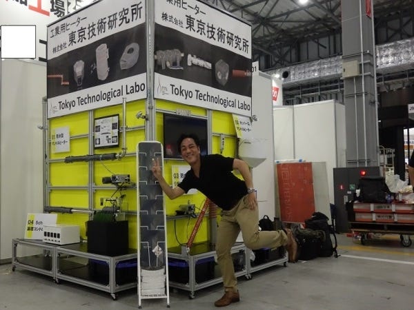 展示会の準備中。