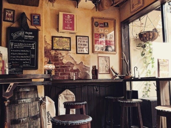 中世イングランドの酒場をイメージした、雰囲気のある店内