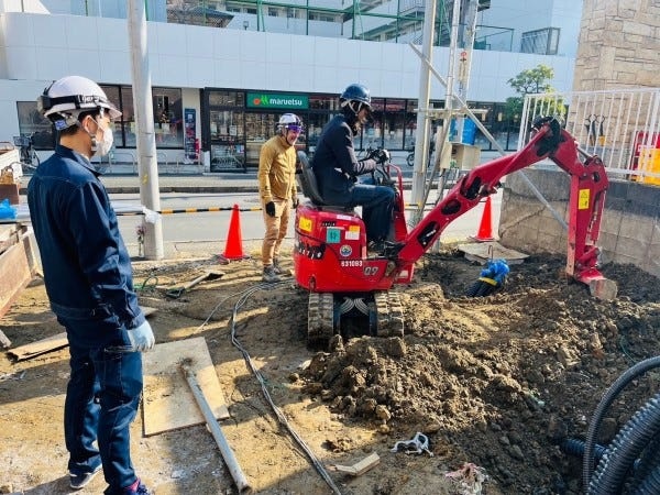 電柱を建てるためにユンボで穴掘りをしました！ザックザク掘れましたーo(^o^)o