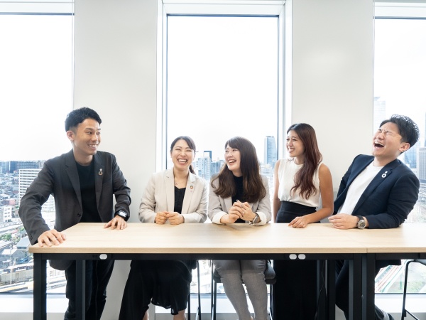 メンバー同士も仲が良く、笑いの絶えない職場です！プライベートでもご飯やショッピングに出かけるスタッフもいます！