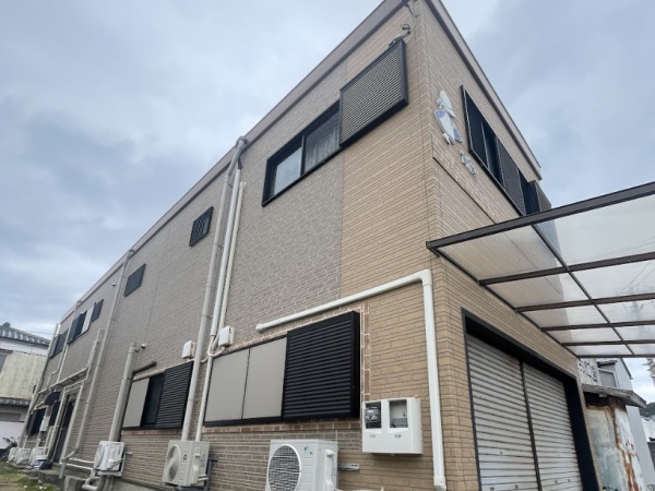 社員寮の外観です。各部屋にエアコン、Wi-Fi完備した6～7畳１間の部屋があります。中は綺麗にしてありますし快適に利用いただけます。