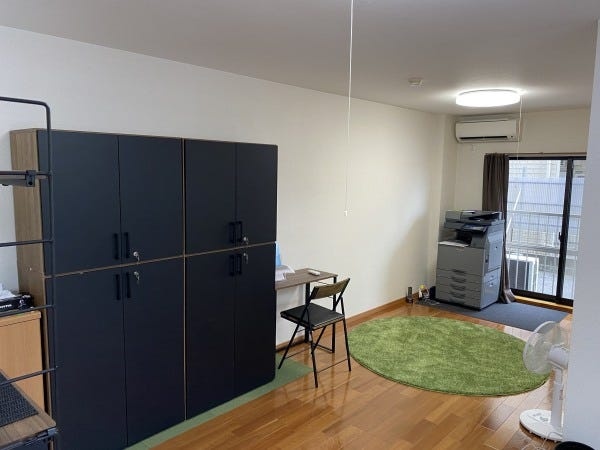 事務所は清潔感アリ♪軽食も準備していますので、サービスの合間に気軽に寄れます。