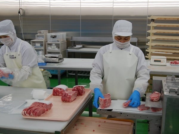 動物の命をいただき食肉として加工する、わたしたちの食卓に欠かせない大切なお仕事です。安全・安心な食を支える仕事に、誇りを持って取り組めます。