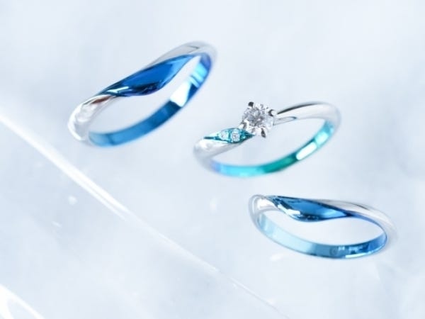 鮮やかな発色、自由で独創的なデザインの指輪をつくっています。