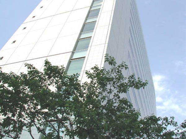 就業場所はこちらのビル内、駅チカです！