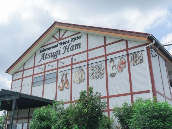 働く店舗はドイツをイメージした木造の建物です。