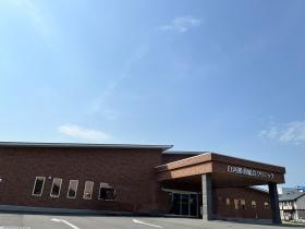 駐車場１２０台備える大型クリニック