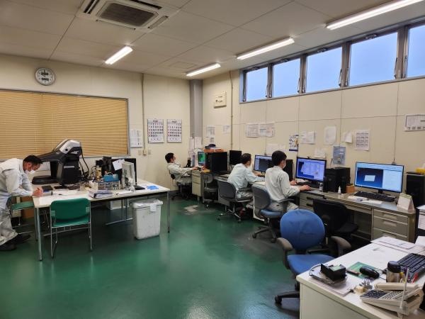 CAD/CAMを使い、図面の作成、切削のプログラミングを行っています。未経験の方には図面の読み方、CAD/CAMの使い方からお教えします。