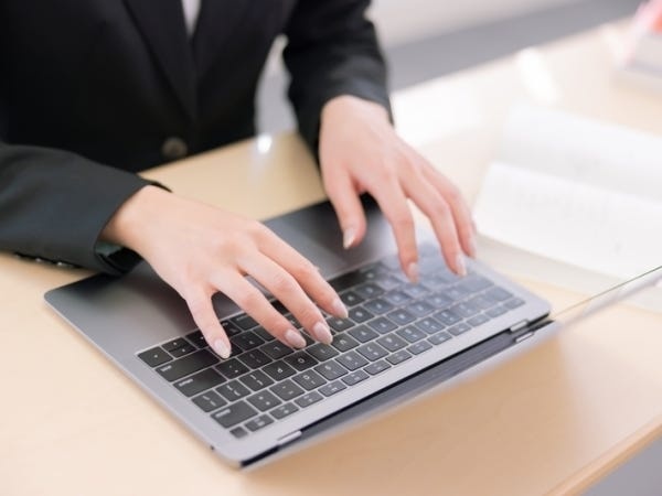 基本的にネイル、髪型は自由です！お気軽にご相談ください。