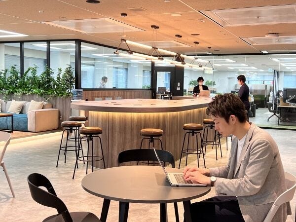 フリーアドレスを導入している当社。開放的な雰囲気の中、リラックスして働いています。