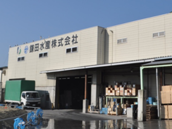 新工場では、鮮魚・冷凍加工の従来の事業に加え、様々なニーズに対応した高次加工商品の開発製造にも取り組み、事業の安定的拡大を図っています。