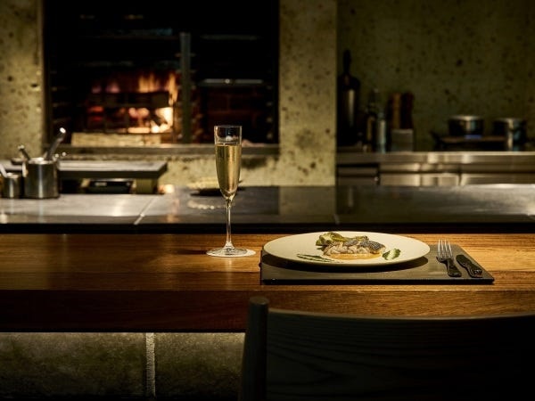 レストランでは「薪火で仕上げるコース料理」をテーマに夕食を提供。朝食は嬉しい選べるセットメニューをお届け！