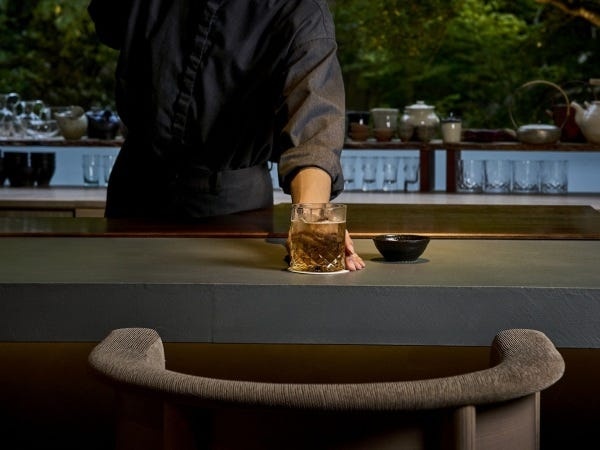 ラウンジバーでお客様との会話が盛り上がる場面も