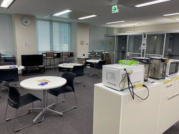 【休憩スペース】休憩スペースでリフレッシュ♪電子レンジや電子ポットもご用意、無料Wi-Fiもあります