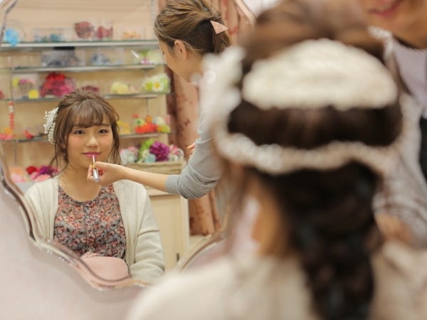 ヘアメイクの様子です！お客様の特別な日を可愛く、かっこよくスタイリングします。