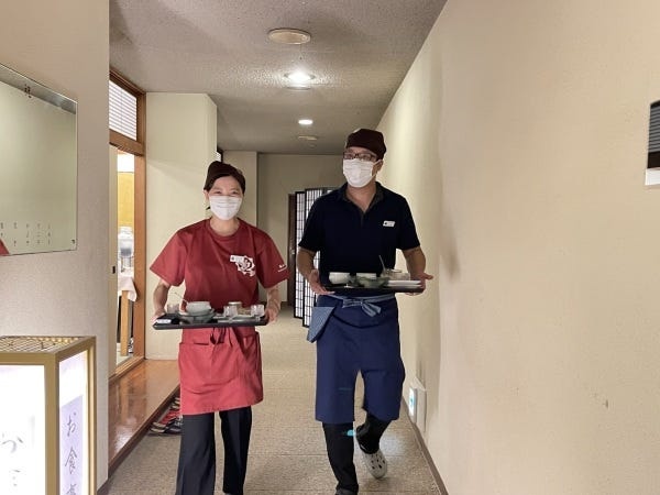 接客サービス始めてでもスタッフが丁寧にトレーニングします。経験が一番の財産です