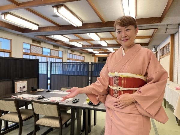 希望があれば着物での接客も可。着付けも教えます