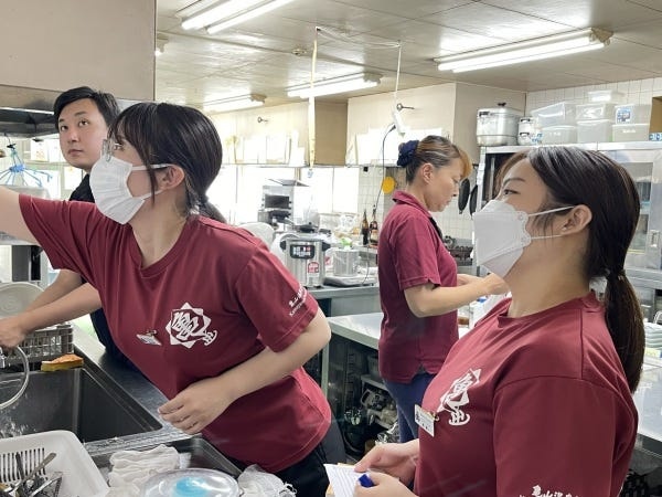 常に情報交換してお客様のことを知って、それを接客サービスに活かして、笑顔につなげていく尊い仕事です