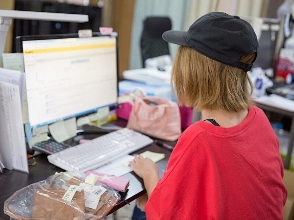 服装は厳しい指定はありません！仕事上、動くことが多いので、動きやすい服装であれば何でもOK♪オシャレを楽しみながら働けるのも魅力です♪