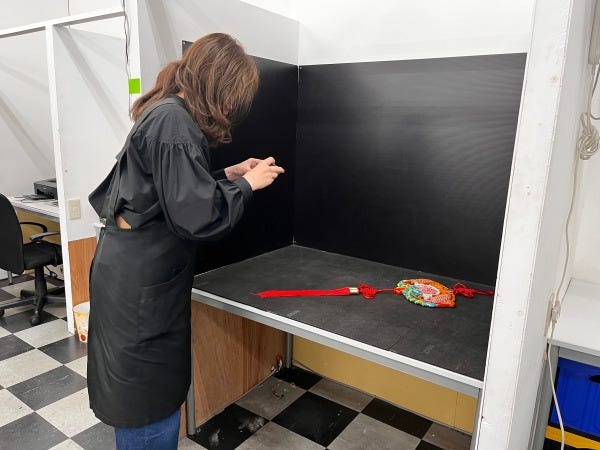 スタッフの出品作業風景です！スマホで商品の写真を撮って、出品します！色々な商品があるのでとっても面白いです！