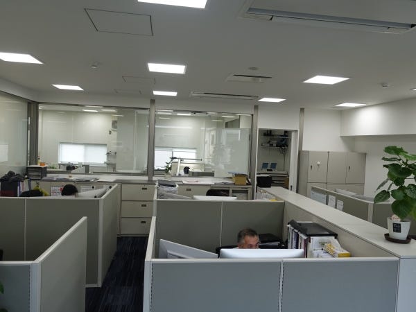 社内風景です。各席がパーテーションで仕切られているため、集中してお仕事をしていただけます。