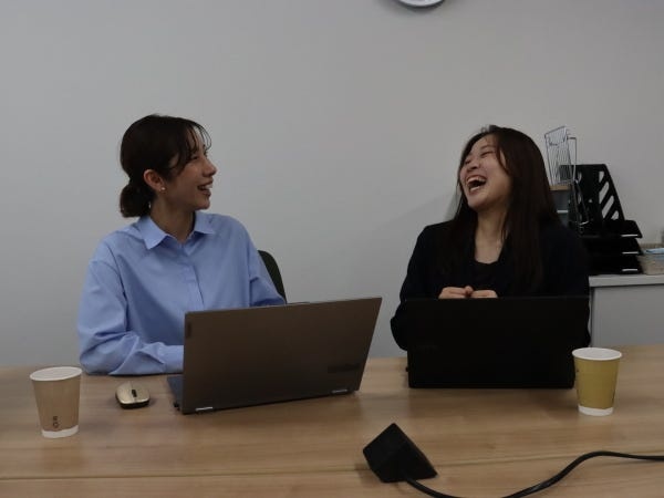 職場の雰囲気は賑やかです。