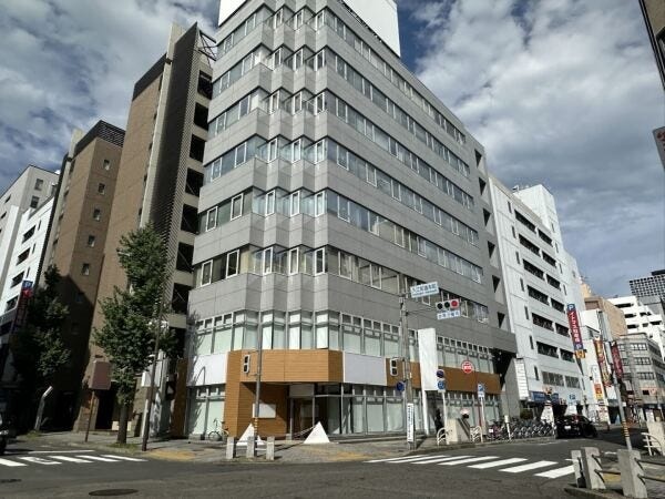 外観となります。町中にあり、アクセスも良いです。こちらのビルの６Ｆにオフィスがあります。