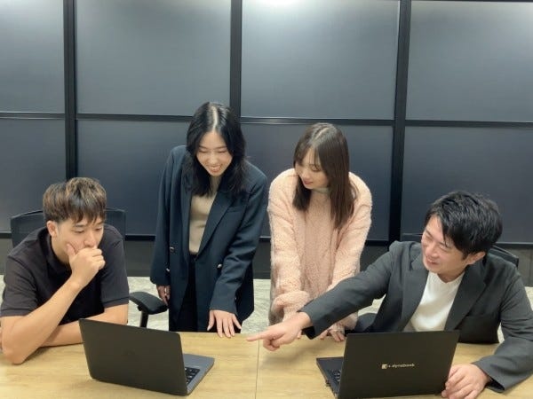 仲間と協力し合って仕事ができる環境です！すぐに相談できる仲間がいるのは心強いですね！